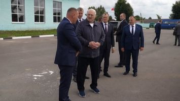 Lukaschenko besucht Maschinenhof in "Kupalowskoje"