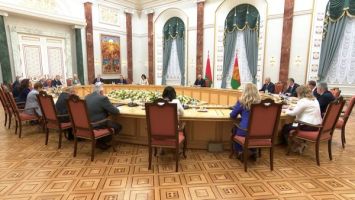 Lukaschenko: Verfassungsgericht soll führende Position bei Umsetzung des Grundgesetzes einnehmen 