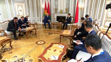 Lukaschenko bekräftigt Richtigkeit der historischen Entscheidung für eine engere Zusammenarbeit mit China