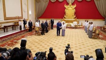 Lukaschenko und Min Aung Hlaing treffen sich im Präsidentenpalast in Naypyidaw