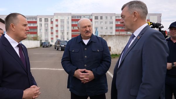 Lukaschenko über das Agrarservice-Unternehmen in Schklow: Das ganze Land wird diese Erfahrung kopieren