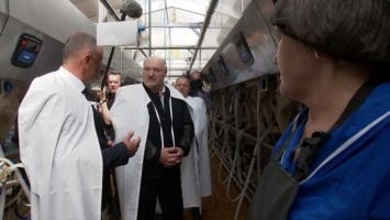 Lukaschenko besucht Milch- und Wirtschaftsbetrieb im Kreis Dserschinsk