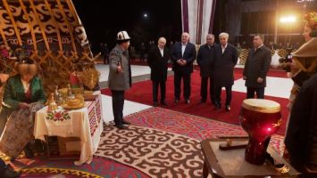 OVKS-Staatschefs besuchten in Bischkek Ausstellung über Nationalkolorit