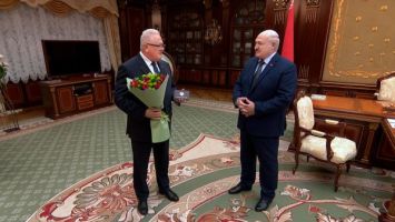 Karpenko überreicht Lukaschenko den Ausweis des AVV-Vorsitzenden 