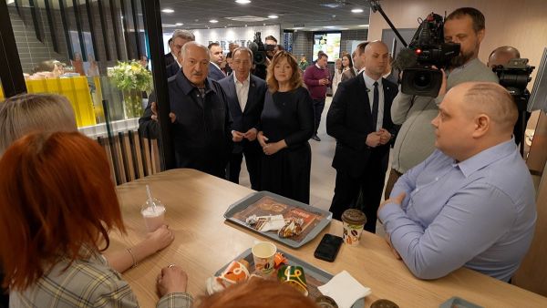 Lukaschenko besuchte am 8. März eine Filiale der Mak.by-Restaurantkette
