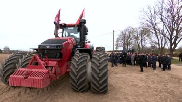 Lukaschenko machte sich am Tag der Arbeit mit Errungenschaften des heimischen Traktorenbaus bekannt
