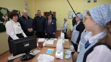 Lukaschenko zu Besuch in der Mittelschule von Parochonsk