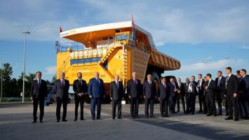 Lukaschenko und Leiter ausländischer Delegationen besuchen Ausstellung belarussischer Technik