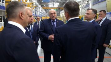 Alexander Lukaschenko besucht das Irkutsker Flugzeugwerk  