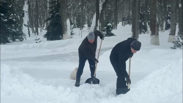 Schneetief "Ulli" kommt nach Belarus. Alexander Lukaschenko und sein Sohn Nikolai schippen Schnee