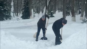 Schneetief "Ulli" kommt nach Belarus. Alexander Lukaschenko und sein Sohn Nikolai schippen Schnee