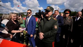 Lukaschenko nahm am Fahneneid von Rekruten im Kreis Borissow teil
