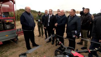 Lukaschenko machte sich mit Drohneneinsatz in der Landwirtschaft vertraut