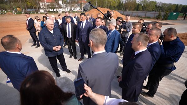Dritte Station von Lukaschenkos Besuch in Schklow ist die künftige Milchverarbeitungsfabrik