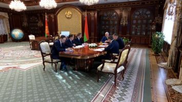 Lukaschenko nimmt Bericht der Nationalbank über die laufende Tätigkeit entgegen