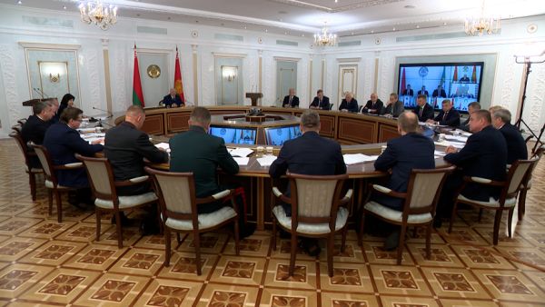 „Auf zum Kampf, Männer!“ Lukaschenko stimmt Agrarier auf militärische Lösung von Aufgaben ein