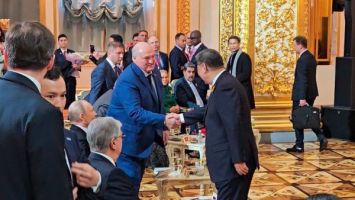 Lukaschenko, Putin, Xi Jinping, Paschinjan hören im Kreml das Lied &quot;Wo fängt die Heimat an&quot;