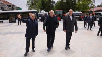 Alexander Lukaschenko schenkt der aserbaidschanischen Stadt Schuscha belarussische Traktoren