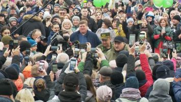 Präsident besuchte die Meisterschaft im Holzhacken für Journalisten