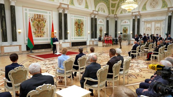 Lukaschenko verleiht anlässlich des Siegestages staatliche Auszeichnungen