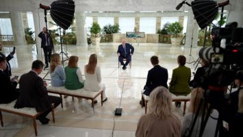 Lukaschenko spricht nach Interview mit China Media Corporation mit belarussischen Journalisten