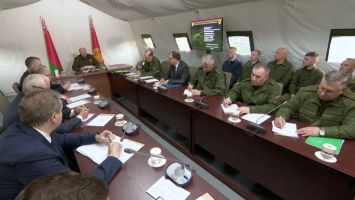 Lukaschenko fordert, bei der Entwicklung der militärischen Drohnenflotte in Belarus „von Grund auf anzufangen“