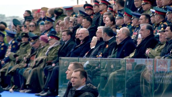 Lukaschenko bei den Feierlichkeiten zum Siegestag in Moskau