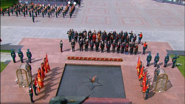 Lukaschenko legt zusammen mit ausländischen Staatsoberhäuptern Blumen und einen Kranz am Grabmal des Unbekannten Soldaten an der Kremlmauer nieder