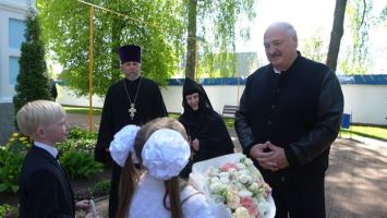 Lukaschenko besucht zu Osterfest eine Klosterkirche in Orscha