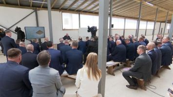 Lukaschenko hält ein auswärtiges Seminar über die Landwirtschaft im Kreis Minsk