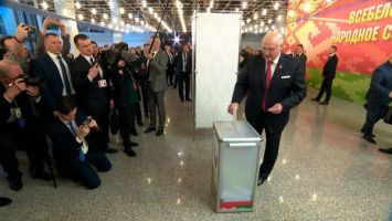 Alexander Lukaschenko stimmt bei den Wahlen der AVV-Leitung ab